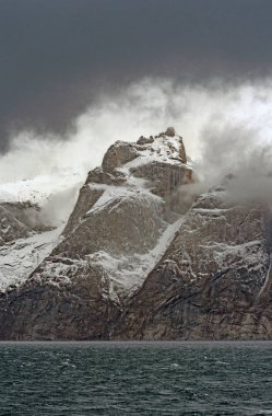 Dağ tepe Baffin Adası: Nunavut, Canada'Sam Ford fiyort bulutlarda tarafından çerçeveli