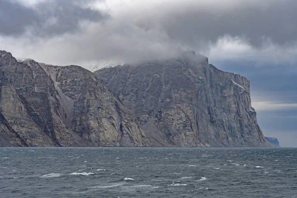 Skałach Zbliża Przybrzeżnych Fjord Sam Ford Fjord Wyspy Baffina Nunavut — Zdjęcie stockowe