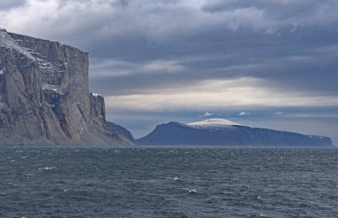 Sam Ford fiyort Baffin Adası: Nunavut, Canada'bir buzul fiyort başgösteren kayalıklarla