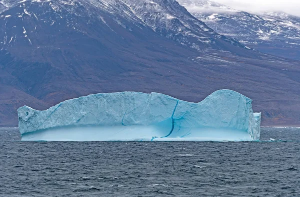 Μπλε Παγόβουνο Κατά Μήκος Μια Απομακρυσμένη Ακτή Της Γροιλανδίας Κατά — Φωτογραφία Αρχείου
