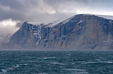 Storm yukarıda dramatik kayalıklarla Baffin Adası: Nunavut, Canada'Sam Ford fiyort denizlerde attı