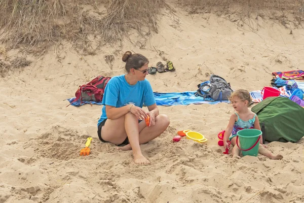 Mamá Hija Playa Saugatuck Dunes State Park Michigan — Foto de Stock