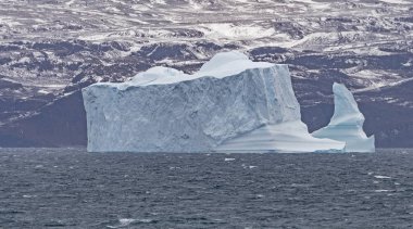Nugssuaq Yarımadası boyunca Grönland Sahili 'nden dramatik büyük buzdağı