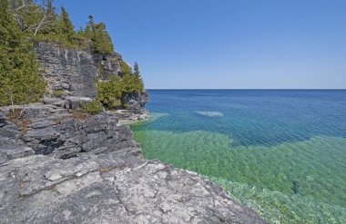 Renkli kayalıklar üzerinde ve göl Huron Bruce Yarımadası Milli Parkı'nda Ontario, Kanada'da su altında