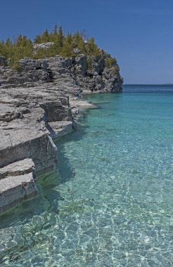 Hint Cove Inn Bruce Yarımadası Milli Parkı Ontario güneşli bir günde renkli sularda