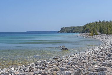 Uzaktan çakıl plaj Gölü Huron Bruce Yarımadası Milli Parkı'nda Ontario üzerinde büyük göller içinde