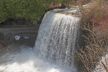 Gizli gelin Veil Falls sırasında bahar seller yakınındaki Kagawong Manitoulin Adası Ontario, Kanada