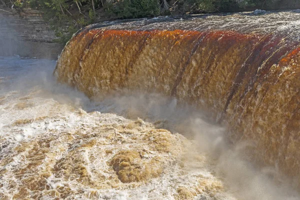 Dramatischer Wirbel Unter Überfluteten Oberen Tahquamenon Wasserfällen Tahquamenon Falls State — Stockfoto