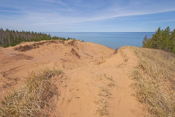 Olhando para os Grandes Lagos sobre uma grande duna de areia — Fotografia de Stock