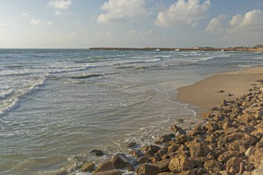 Dalgalar üzerinde eski liman Tel Aviv Akdeniz kıyısında akşam
