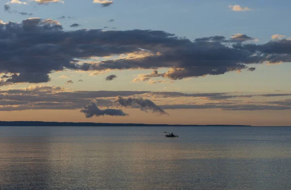 Kajakář Pádlování Twilight Poblíž Jezeře Michigan Spící Medvěd Duny Národní — Stock fotografie