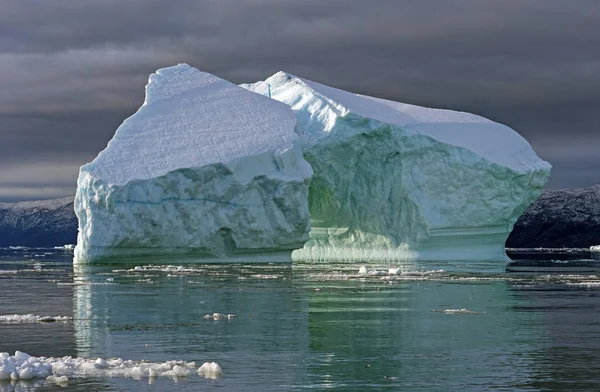 Grandes Icebergs Nuvens Sol Perto Glaciar Eqip Groenlândia — Fotografia de Stock