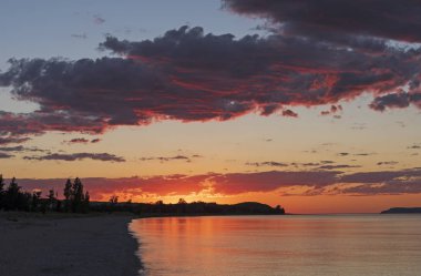 Alacakaranlık ayı Dunes Ulusal Lakeshore Michigan uyku Dh gün sahilde mor bulutlar