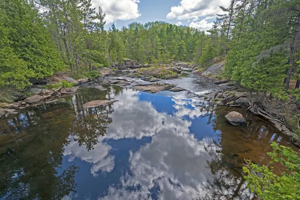Refleksje Strumieniu Flatwater Rynien Provincial Park Pobliżu Massey Ontario — Zdjęcie stockowe