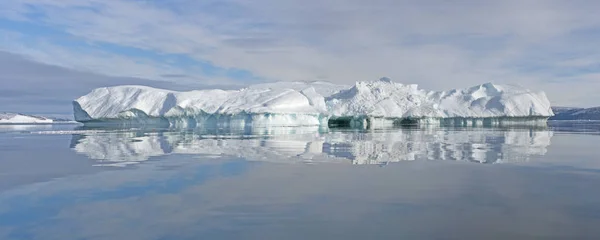 Serene Iceberg Panorama Cerca Eqip Sermia Groenlandia —  Fotos de Stock