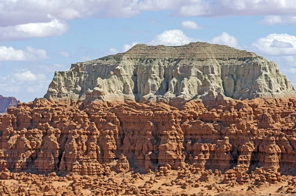 Biały Butte Nadciągającego Nad Red Rock Goblin Valley State Park — Zdjęcie stockowe