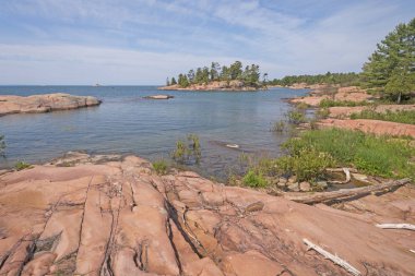 Granit kayalar üzerinde vahşi Lakeshore Killarney Provincial Park Ontario Gölü Huron üzerinde yıpranmış