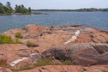 Kuvars dikiş uzak Gölü Huron Lakeshore Killarney Provincial Park Ontario üzerinde yıpranmış granit