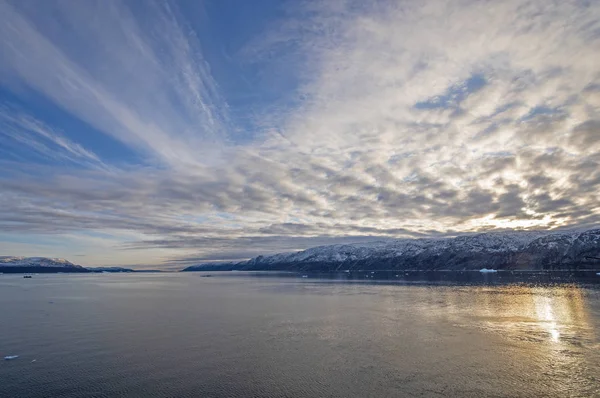 Mraky Slunce Vysoké Arktidě Fjord Poblíž Eqip Sermia Grónsku — Stock fotografie