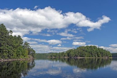 Yaz aylarında bulutlar önbellek Körfezi Kuzey ormanlarına Quetico Provincial Park Ontario, Kanada içinde