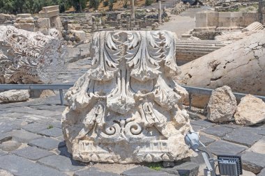 Ayrıntılarda düşmüş bir sütun desteği, antik şehir, Beit She'an Beit She'an Milli Parkı'nda İsrail