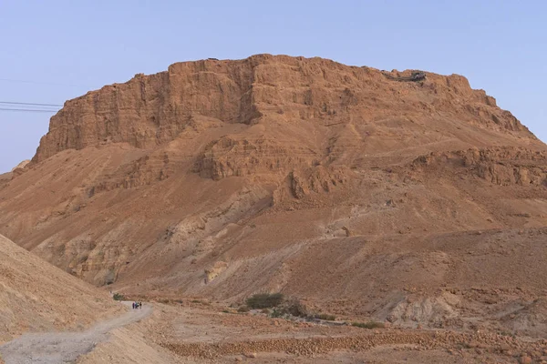 早い朝ハイカー見出しマサダ イスラエルの死海の近くまで — ストック写真