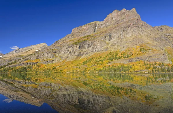 Reflexões Dramáticas Nas Montanhas Queda Lago Josephine Parque Nacional Glacier — Fotografia de Stock