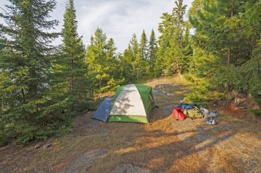 Ontario 'daki Quetioc İl Parkı' ndaki Emerald Gölü 'ndeki Kuzey Ormanı' ndaki Wilderness Kampı.