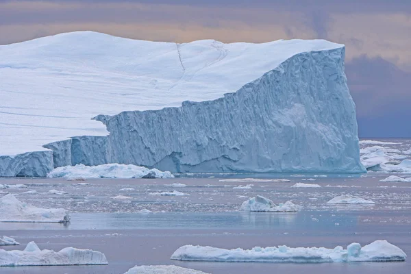 夜のイルリサット グリーンランドの Icefjord による光の劇的な氷山 — ストック写真