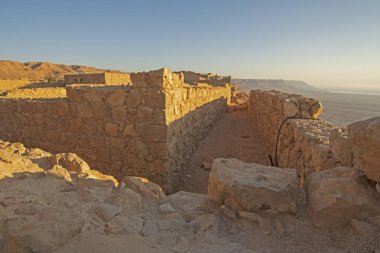 Dış duvarları ve Masda İsrail'in eski çöl kalesinin binalar