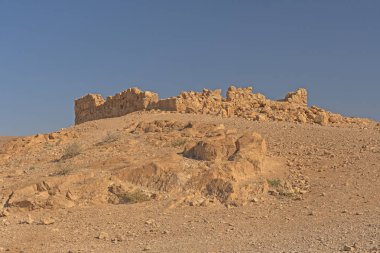 İsrail 'deki Masada Ulusal Parkı' ndaki Mesa 'da izole edilmiş harabeler.
