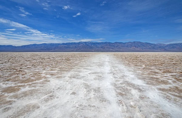 Dirigindo Para Salt Flats Bacia Badwater Parque Nacional Death Valley — Fotografia de Stock