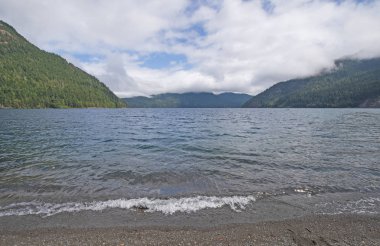 Rüzgârlı bir günde Washington 'daki Olimpiyat Ulusal Parkı' nda Alp Gölü Hilal 'ünde Kıyıya vuran Dalgalar