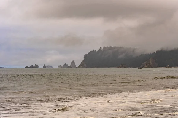 雲とワシントン州のオリンピック国立公園の海岸で太平洋の北西海岸の岩 — ストック写真