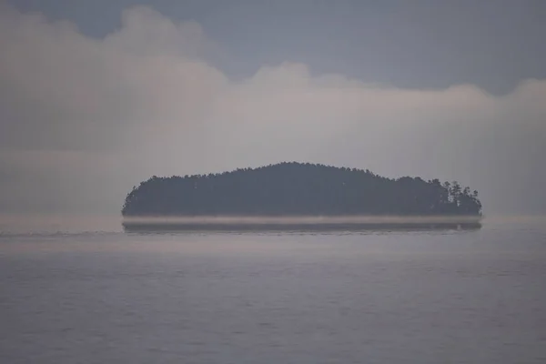 位于安大略省奎蒂科省公园萨卡纳加湖的晨雾中出现的岛屿 — 图库照片