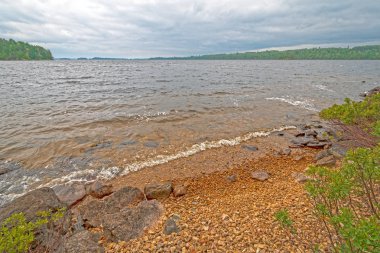 Ontario 'daki Quetico İl Parkı' ndaki Saganaga Gölü 'nde Büyük Göl' de Fırtına Bulutları Hareket Ediyor