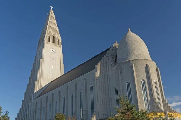 冰岛雷克雅未克教堂的戏剧尖顶 — 图库照片