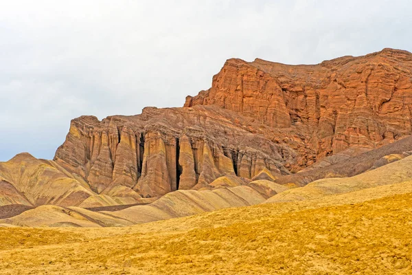 Rote Felssäulen Ragen Aus Der Wüste Golden Canyon Bei Zabriskie — Stockfoto