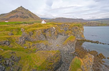 İzlanda, Budir yakınlarındaki Rocky İzlanda kıyısında Lone House.