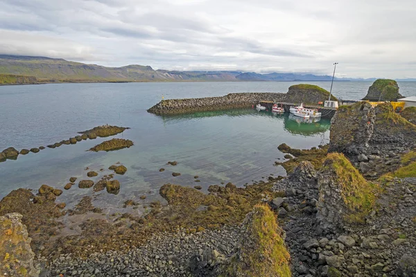 冰岛海岸靠近布迪尔市的安静港 — 图库照片