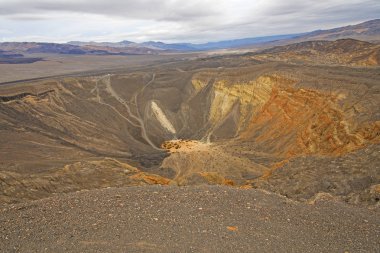 Ubehebe volkanik manzara Kaliforniya'da Ölüm Vadisi Milli Parkı içinde kraterinde Panoraması