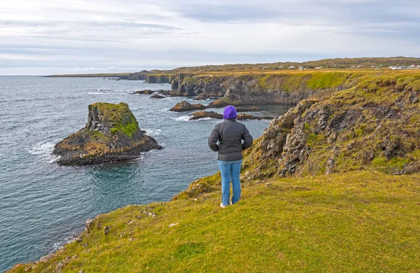 Enjoying Dramatic Coastal View Arnarstapi Iceland — Stock Photo, Image