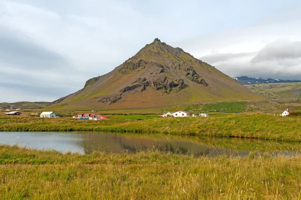 언덕과 습지는 아이슬란드 마을의 Arnarstapi에 — 스톡 사진