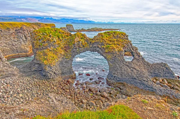 Dramatik Deniz Arch Olarak Uzaktan Coast Yakınında Arnarstapi Zlanda — Stok fotoğraf