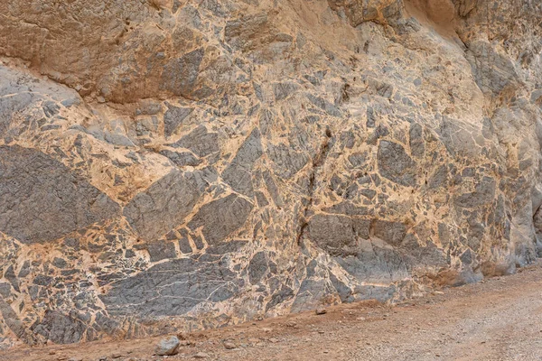 Megabreccia in een muur van de Canyon in de woestijn — Stockfoto