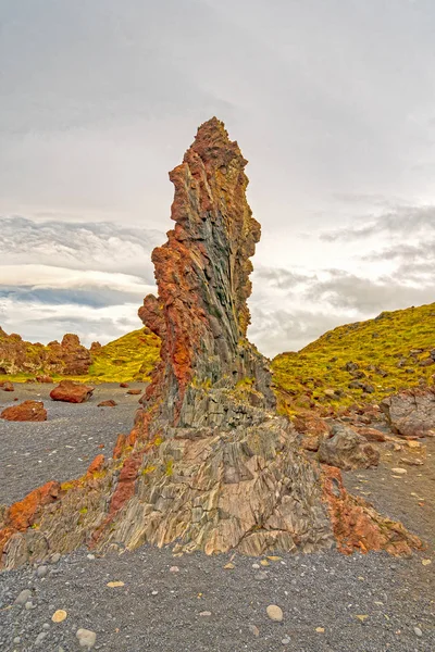 Pináculo vulcânico colorido na costa — Fotografia de Stock