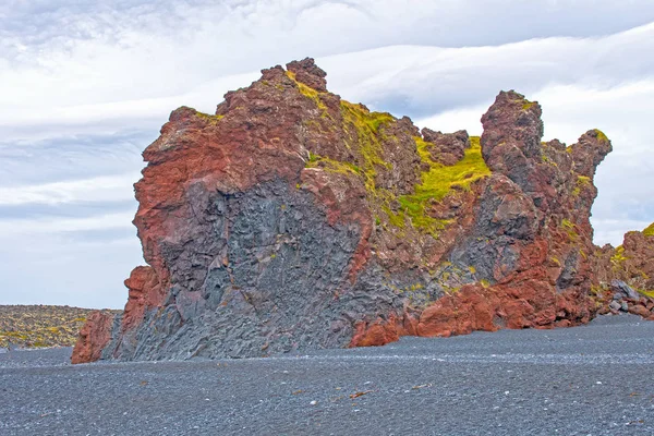 Massiv Lava kvarleva på en avlägsen strand — Stockfoto