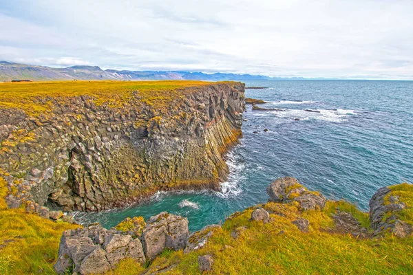 Круті скелі на барвисті березі моря — стокове фото