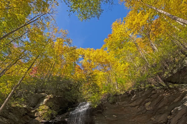 A szikla tetején őszi színek — Stock Fotó