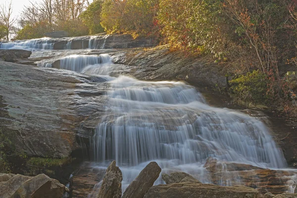 Cascada de montaña en el crepúsculo —  Fotos de Stock